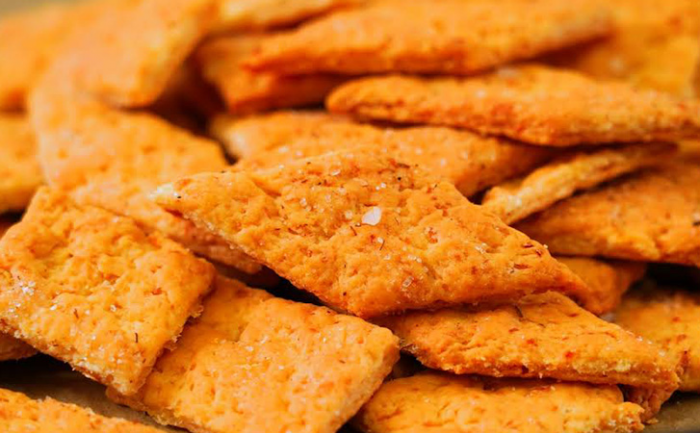 Закуска на вечер и к вину: луковые крекеры, от которых невозможно оторваться