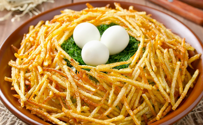 Праздничный салат «Гнездо Глухаря» с порционной подачей: гениальная находка на новогодний стол