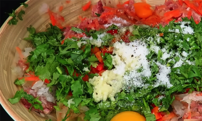 Эти котлеты получаются всегда сочными. Хитрость кроется в рецепте фарша