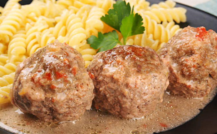 Мясные шарики вместо котлет. Запекаем их в нежном томатно-сметанном соусе