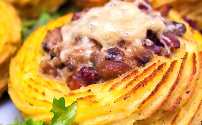 Подаем пюре не гарниром, а главным блюдом. Особый шарм добавляют грибы