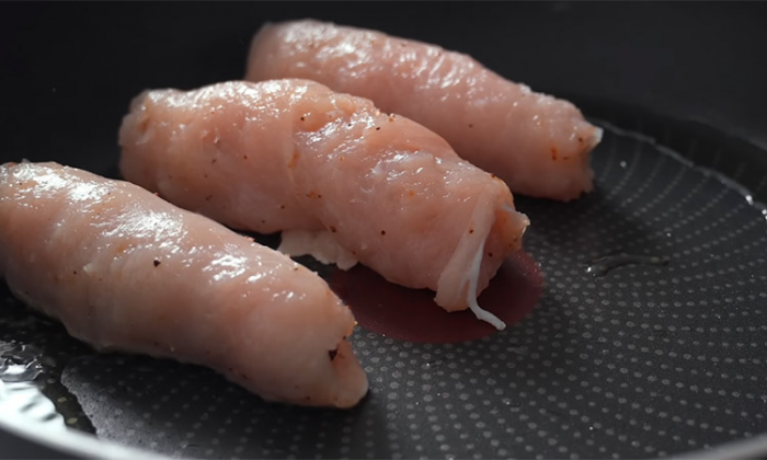 Куриные крученики из филе покоряют с первой пробы. Внутри еще и начинка