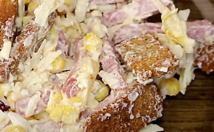 Взяли ингредиенты как на бутерброд и сделали полноценый салат. Выручает когда гости на пришли внезапно