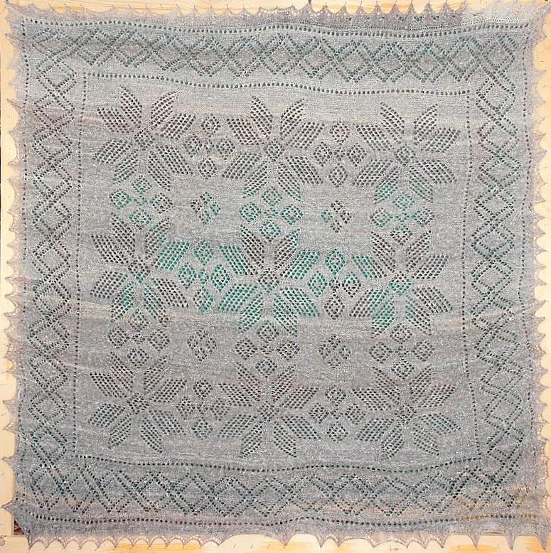 Вязаный ажурный платок спицами "Звезда Алатырь". Схема и описание