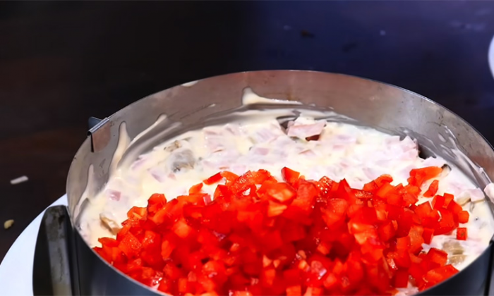 Шикарный салат на Новый год: слоями мясо, грибы, сыр и сладкий перец