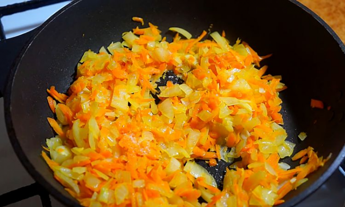 Соединяем яйца и кильку. Простейшие продукты стали основой потрсясающего салата