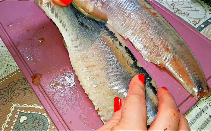 Чистим селедку за 10 секунд: рыба на филе за 3 движения