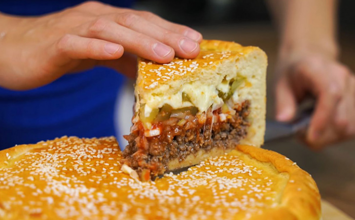 Простой, но шикарный мясной пирог на слоеном тесте: с фаршем, сыром и овощами