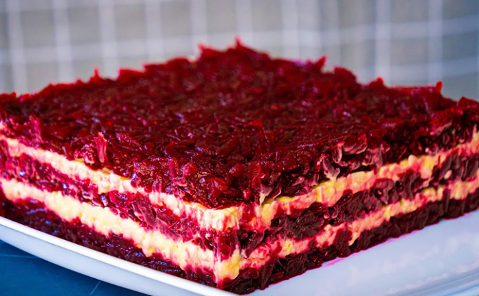 Селедку под шубой сразу забудете: этот салат из свеклы готовится 5 минут, а разбирают его еще быстрее