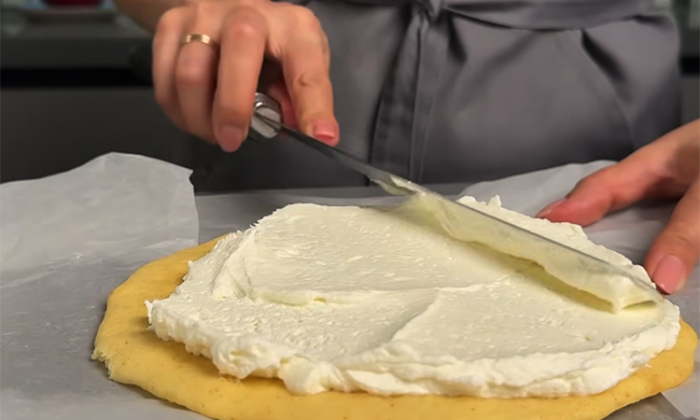 Нежнейший торт на зиму, знаменитый «Бабушкин». Простой крем и коржи на скорую руку