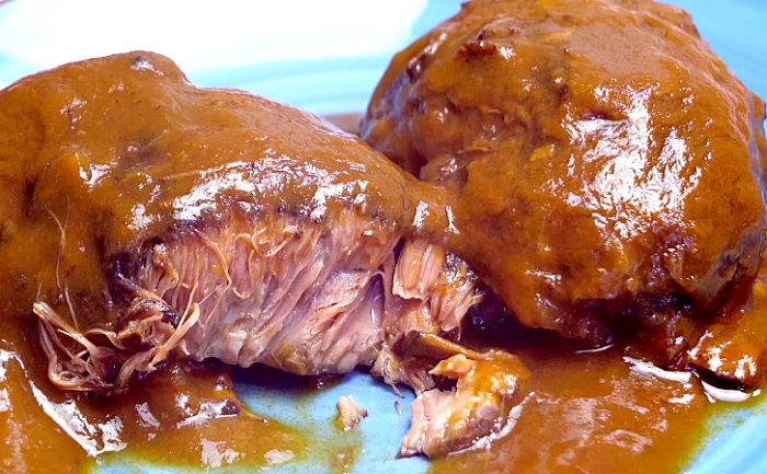 Как потушить любое мясо так, чтобы его можно было делить ложкой. Показываем по шагам