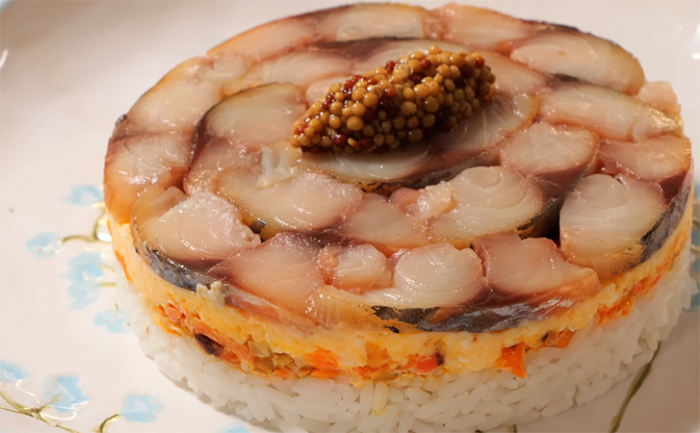 Новый салат из копченой скумбрии. Не стыдно поставить в центр любого стола