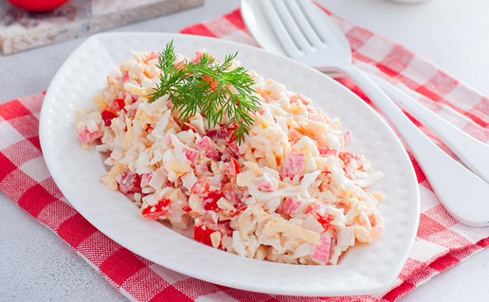 Легендарный салат с крабовыми палочками: главный праздничный рецепт, быстрый и очень вкусный