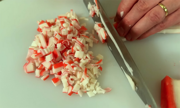 Легендарный салат с крабовыми палочками: главный праздничный рецепт, быстрый и очень вкусный