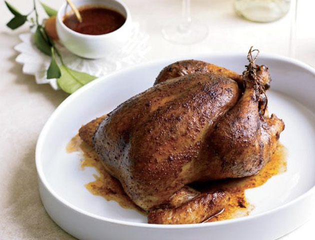 10 рецептов сочной курицы, запеченной целиком
