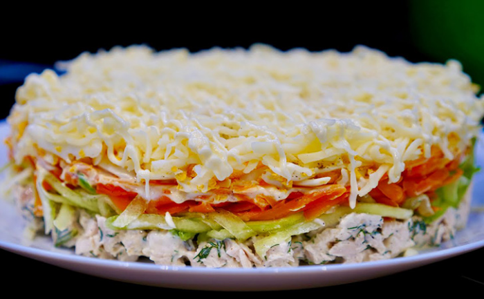 Шикарный салат на Новый год: слоями мясо, грибы, сыр и сладкий перец