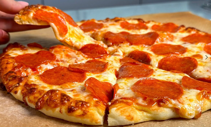 Настоящая пицца Пепперони по итальянскому рецепту. Тесто идеальное: даже если сьесть вечером, тяжести не будет