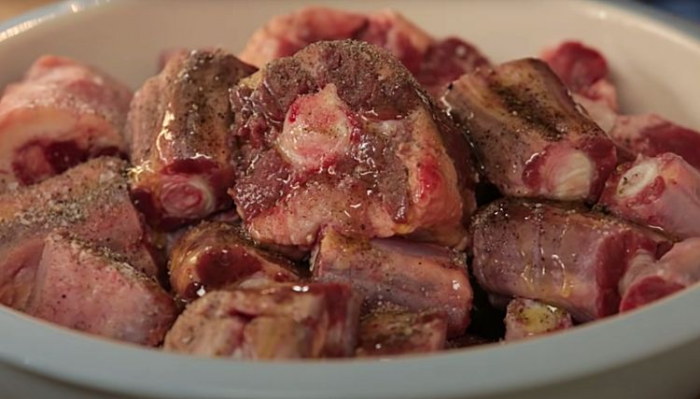 Тушеная говядина по рецепты Джейми Оливера. Можно есть без ножа, рассыпается на волокна под вилкой