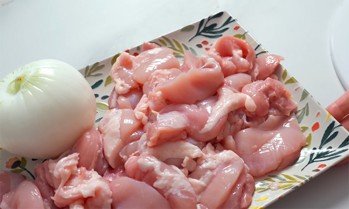 Идеальное горячее на Новый год, да и просто к ужину. Нежнейший рулет из куриных бедер