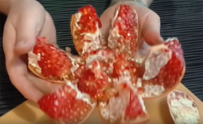 Чистим гранат от кожуры за 30 секунд