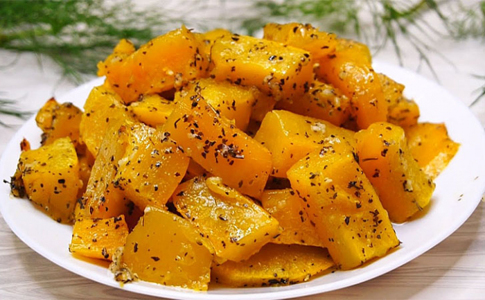 Тыква в духовке: с чесноком получается просто волшебно