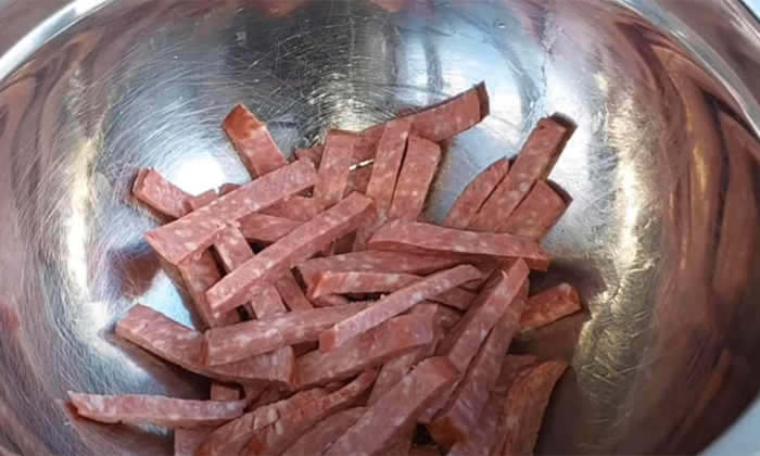 Взяли ингредиенты как на бутерброд и сделали полноценый салат. Выручает когда гости на пришли внезапно