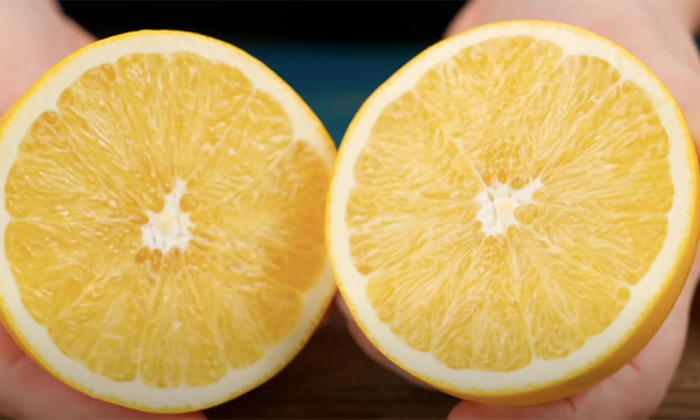 Очищаем подгоревшую сковороду кожурой апельсина. Через 10 минут как новая