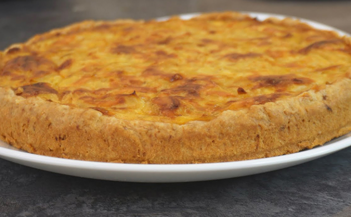 Закусочный пирог на скорую руку. В начинке основа из лука, но выглядит как сырный крем