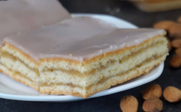 Быстрый пирог, но по вкусу это почти торт. Hачинка из яблок сама превращается в крем