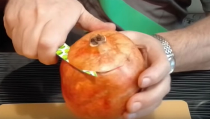 Чистим гранат от кожуры за 30 секунд