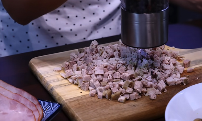 Шикарный салат на Новый год: слоями мясо, грибы, сыр и сладкий перец