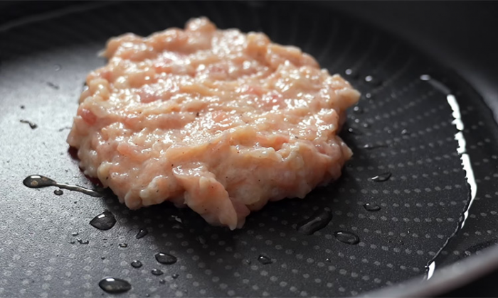 Гора котлет из 400 граммов курицы: нежнее и сочнее обычных, не нужен даже гарнир