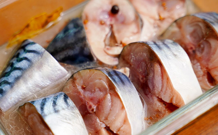 Нежнейшая скумбрия в маринаде за 5 минут: малосольную рыбу еще так не мариновали