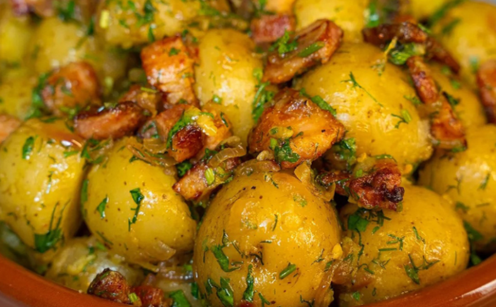 Немецкий картофельный салат, но в грузинском стиле. Уже не гарнир, а настоящий ужин