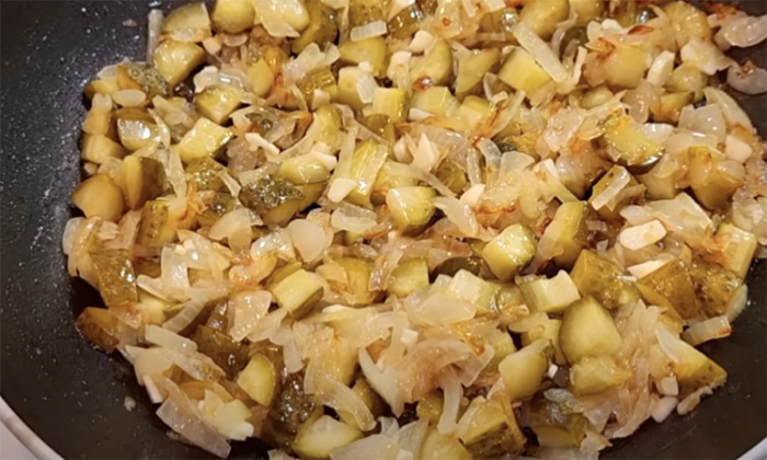 Пожарили соленые огурцы и получили гениальный салат. Делать быстро, 3 ингредиента и не надоедает