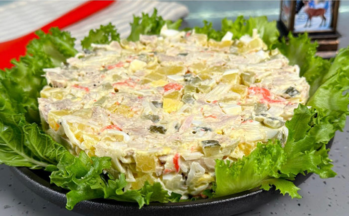 Смешали в салате курицу с крабовыми палочками: сочетание необычное, но вкус получается шикарный
