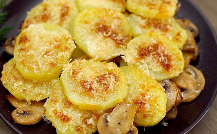 Картошку с грибами не жарим, а ставим в духовку. Простая деталь превратит обычные продукты в кулинарный шедевр