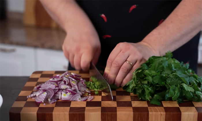 Грузинский салат «Красное и белое»: 2 банки фасоли и такая заправка, что ее вымакают до капли