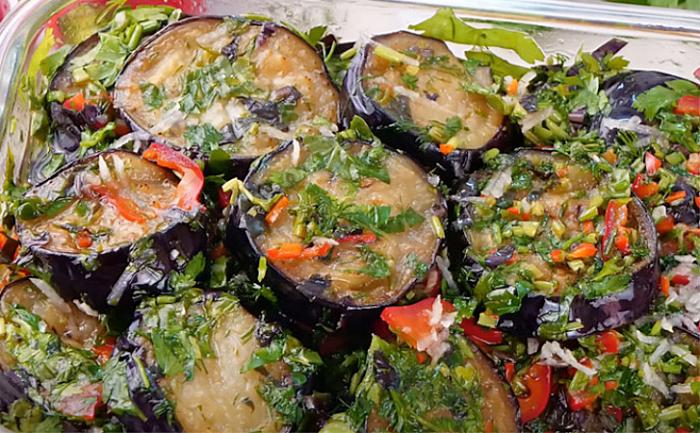 Быстрая закуска из баклажанов с чесноком, которая становится вкуснее с каждым часом