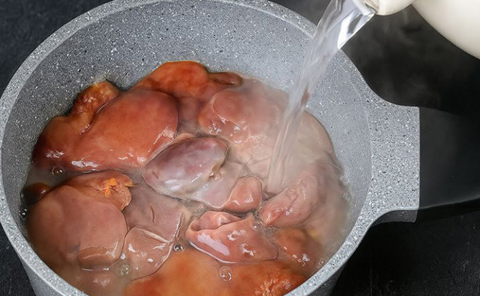 Добавьте к печени кипяток и приправьте горчицей: станет мягче масла и совсем без горечи