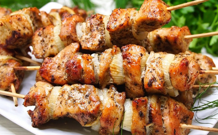Сочный шашлык не выходя из дома: жарим на шпажках на сковороде, но вкус будет словно с мангала