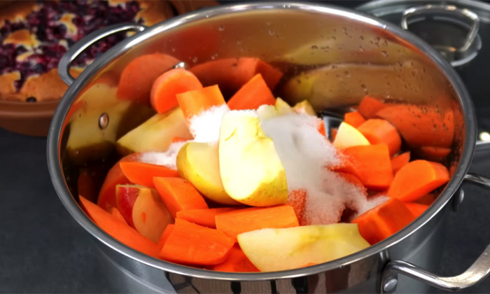 Сок, какой был только в СССР в тех самых трехлитровых банках. Яблочно-морковный, в лучших традициях