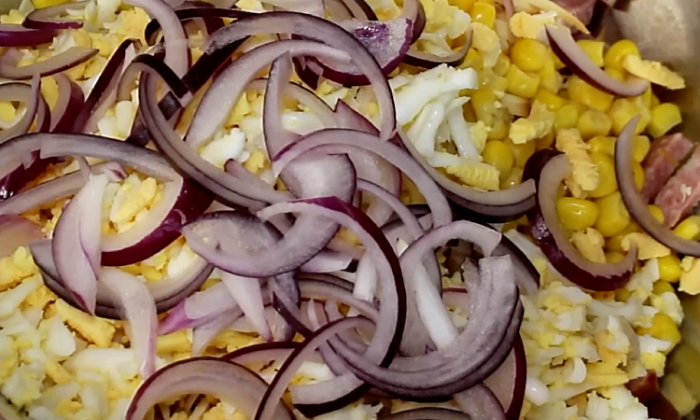 Взяли ингредиенты как на бутерброд и сделали полноценый салат. Выручает когда гости на пришли внезапно