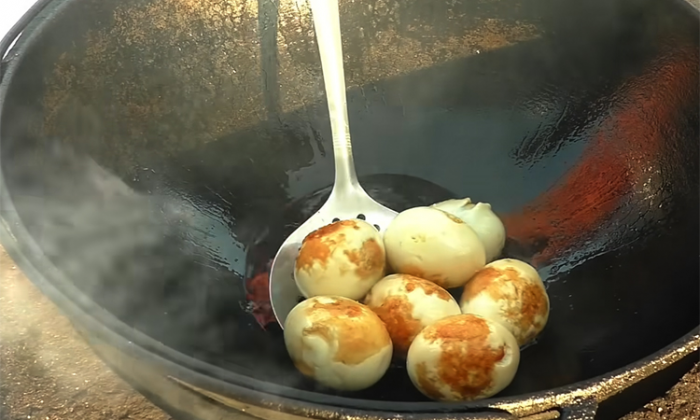 Жарим уже сваренные яйца в казане: ловкий способ сделать из завтрака ужин