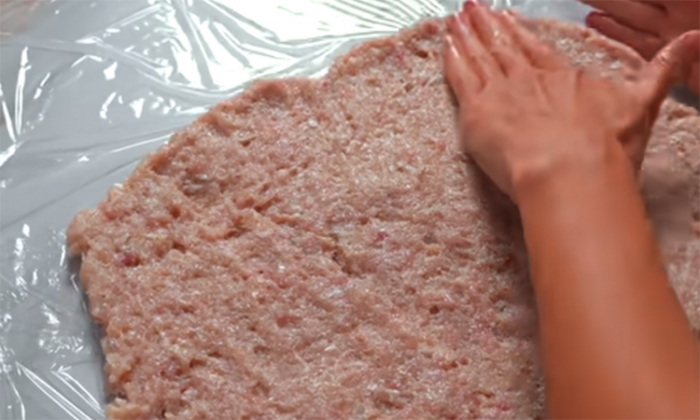 Идеальное горячее на Новый год, да и просто к ужину. Нежнейший рулет из куриных бедер