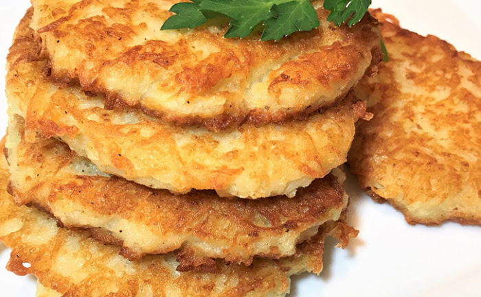 Золотистые нежные драники: хрупкие и хрустящие. Тот самый рецепт из детства