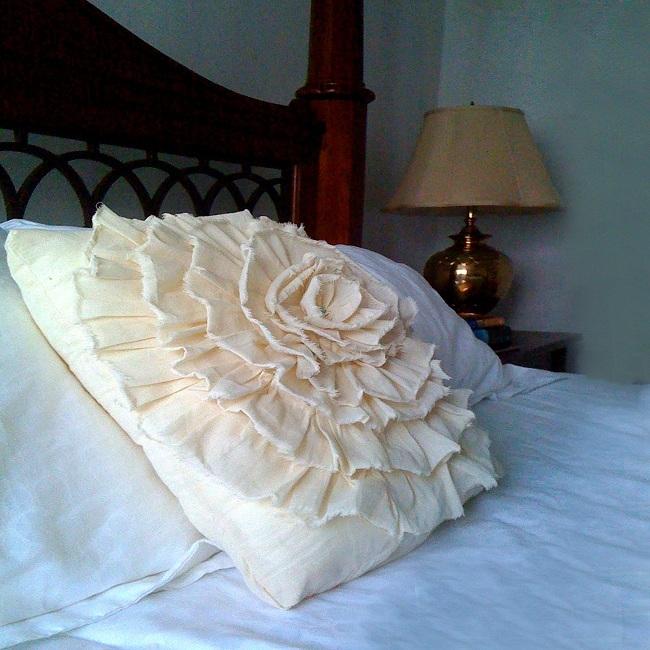 Простая подушка с цветком. Мастер-класс