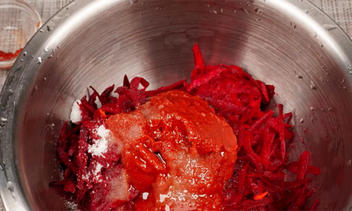 Борщ на свиных ребрышках с дополнительными ингредиентами: самый красный, с крепким бульоном