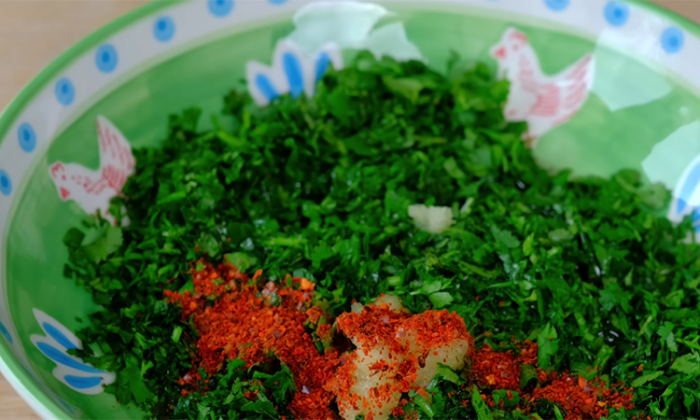 Давим картошку вилкой и добавляем нут: вкуснее мяса из-за чесночной заправки