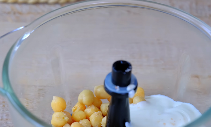 Давим картошку вилкой и добавляем нут: вкуснее мяса из-за чесночной заправки